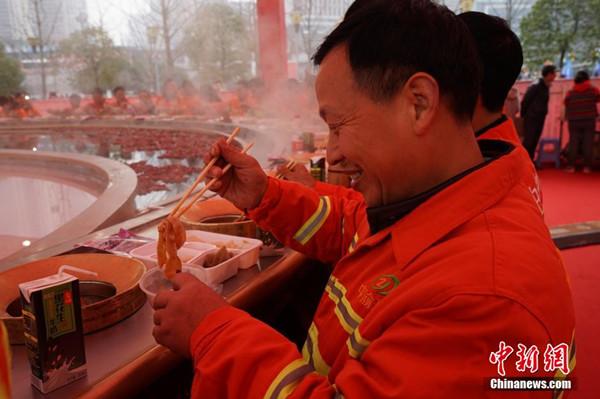 世界之最！環(huán)衛工工享“天下第一大火鍋” 圖片