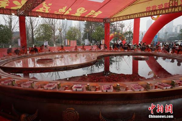 世界之最！環(huán)衛工工享“天下第一大火鍋” 圖片
