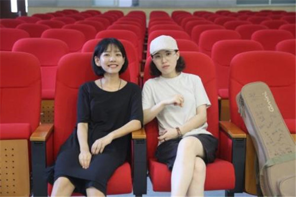 房東的貓王心怡是誰(shuí) 王心怡個(gè)人簡(jiǎn)歷和微博，王心怡吳佩玲是情侶關(guān)系嗎 