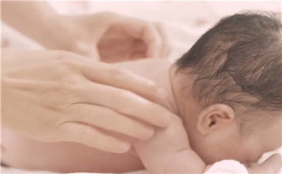 上?,槓傇伦訒?huì )所嬰兒撫觸實(shí)拍