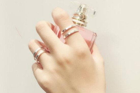 女孩食指和無(wú)名指同時(shí)戴戒指什么意思