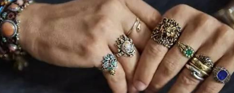 女孩食指和無(wú)名指同時(shí)戴戒指什么意思